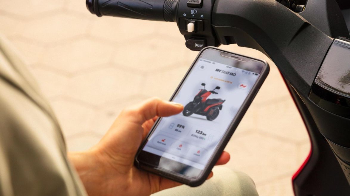Mulher conectada à My SEAT MÓ app através do smartphone