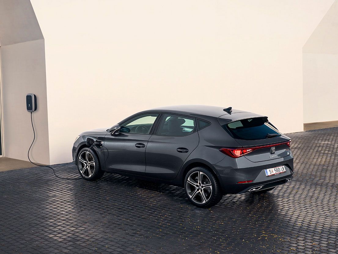 Der SEAT Leon Hybrid wird an einer Elektroladestation geladen