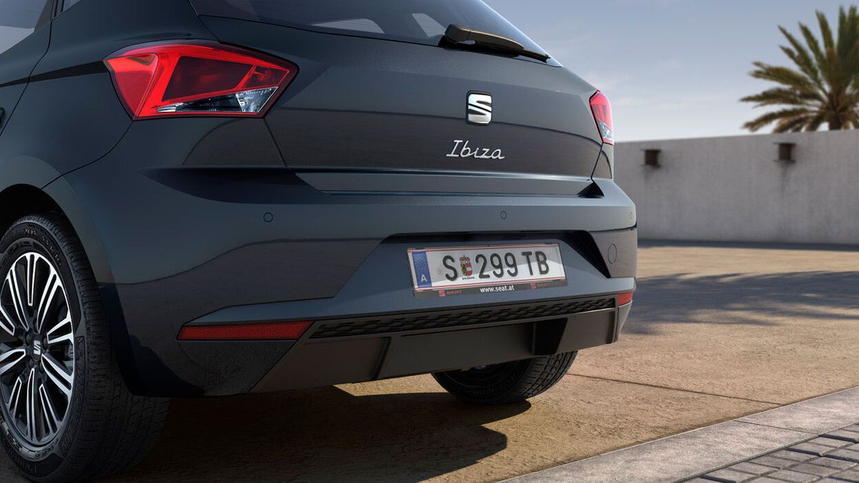 Ein schwarzer SEAT Ibiza von der Hinteransicht