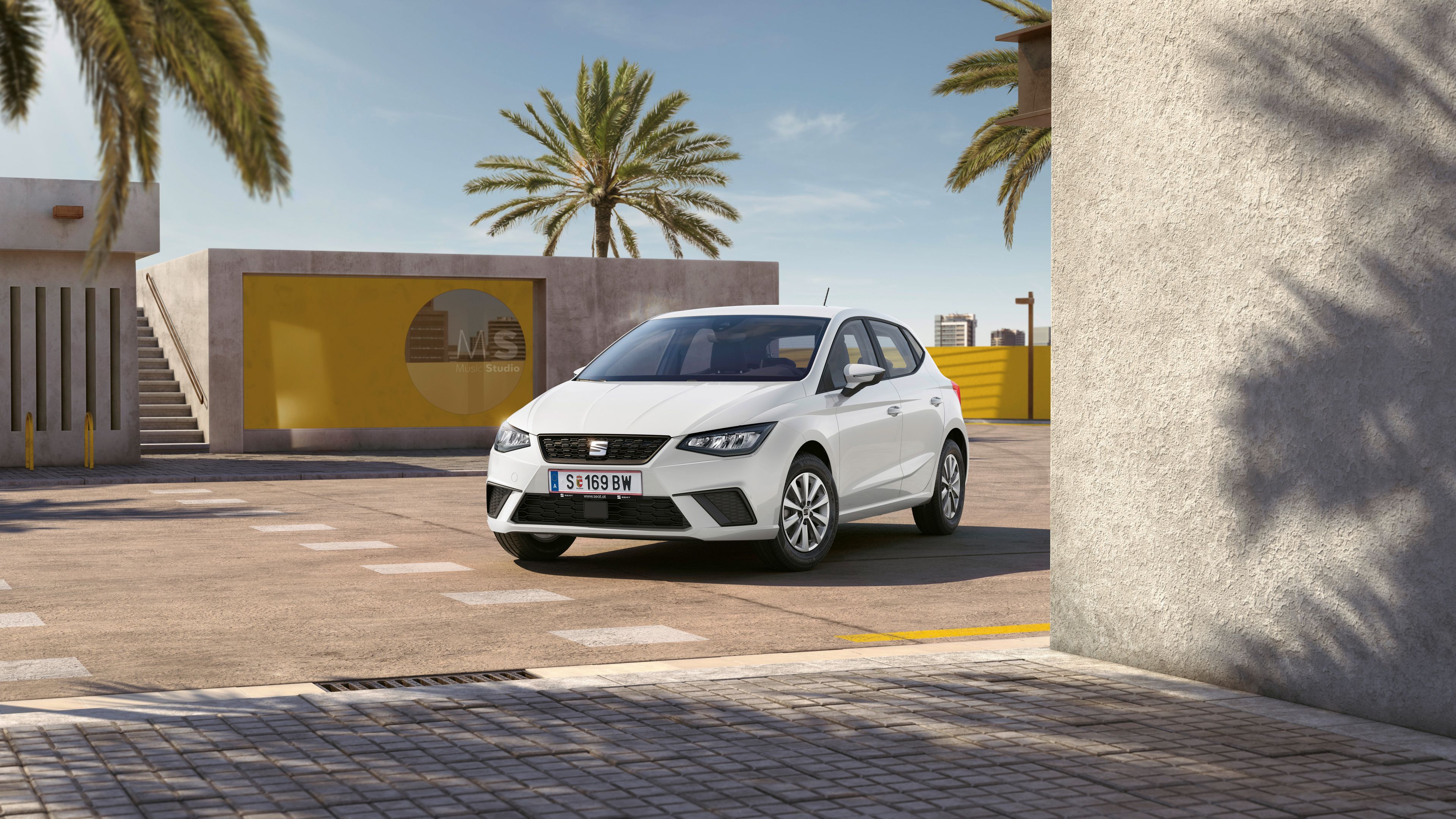 SEAT Ibiza mit Palmen und gelber Wand