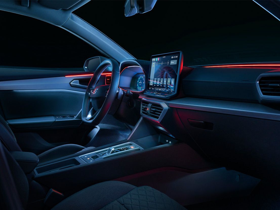 SEAT Leon Innenraum mit Blick auf das Cockpit und die integrierte Ambientebeleuchtung