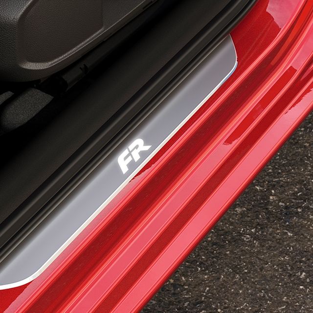 SEAT Leon Sportstourer fr pure em vermelho desire com porta de entrada iluminada