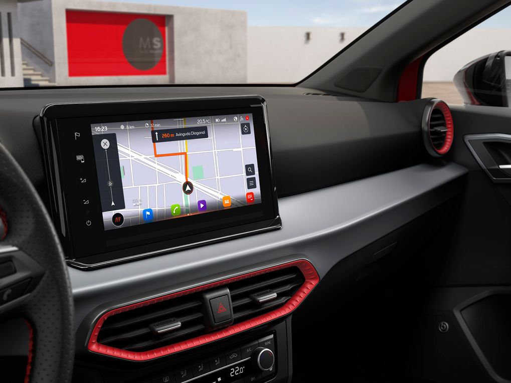 Detailaufnahme des Innenraums eines SEAT Ibiza mit Schwerpunkt auf dem integrierten Navigationssystem.