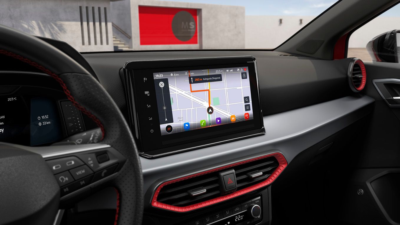 Detailaufnahme des Innenraums eines SEAT Ibiza mit Schwerpunkt auf dem integrierten Navigationssystem.