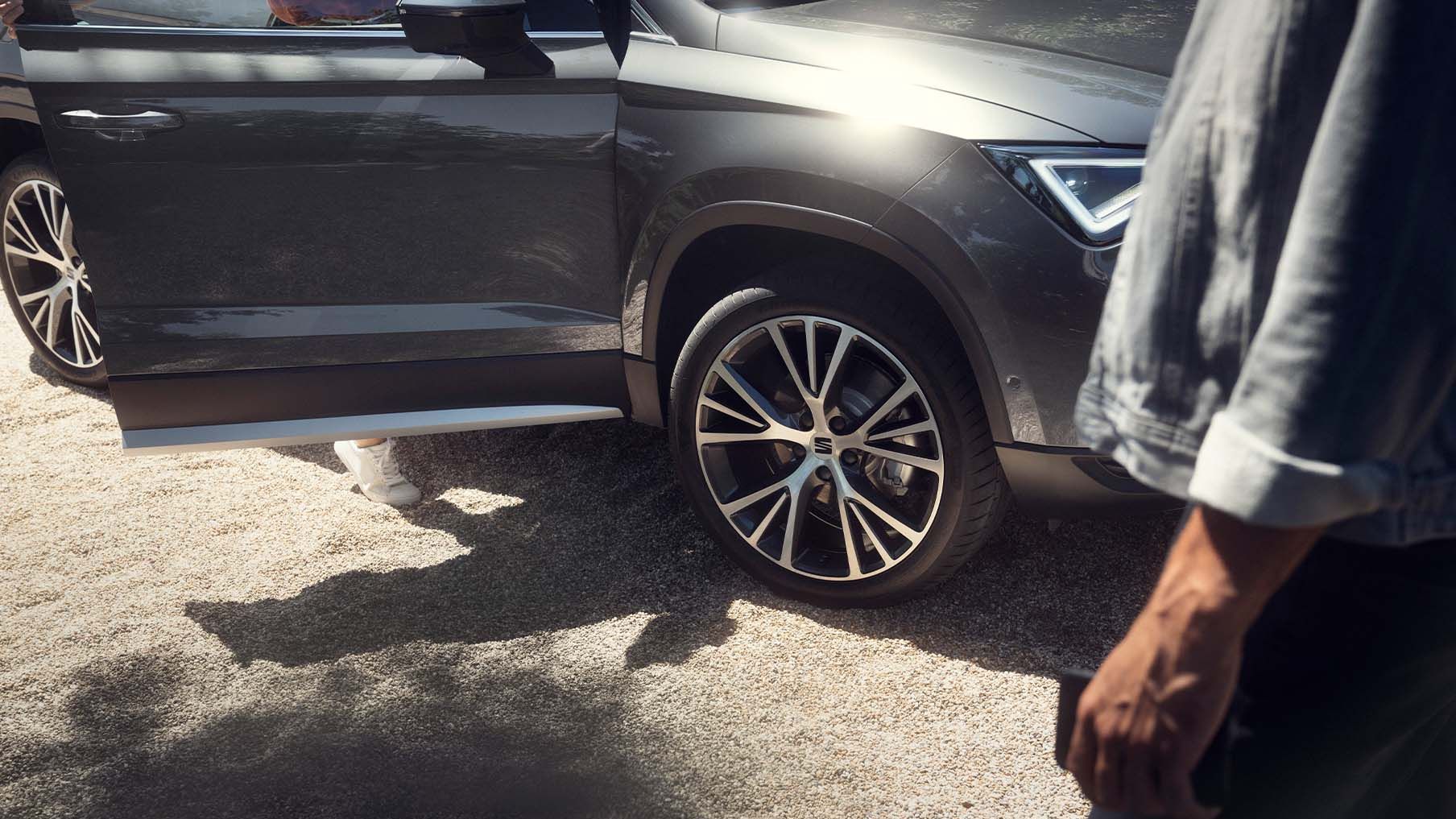 SEAT Ateca in Graphitgrau mit 19-Zoll-Leichtmetallfelgen