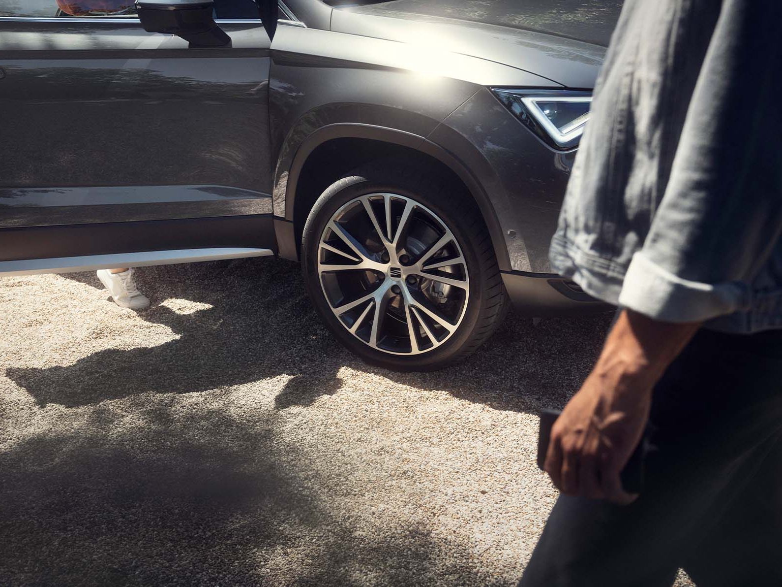 SEAT Ateca in Graphitgrau mit 19-Zoll-Leichtmetallfelgen