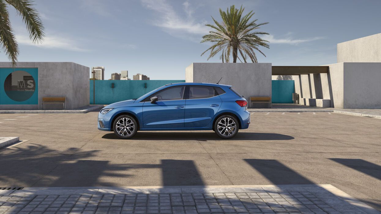Ein blauer SEAT Ibiza steht auf einem Parkplatz