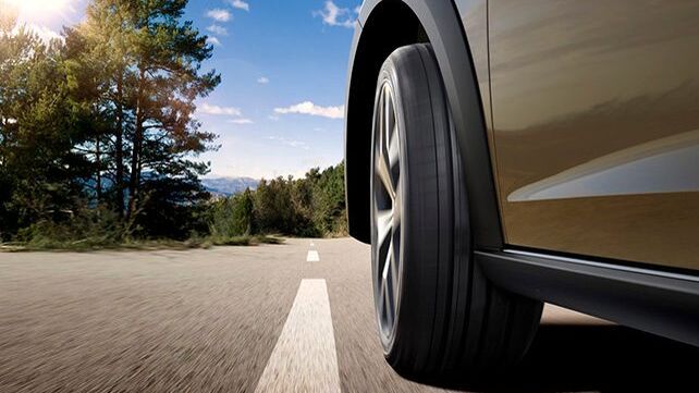 Zu sehen ist ein fahrendes SEAT Fahrzeug von der Straße aus fotografiert.