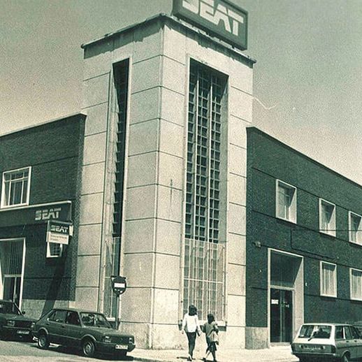 Schwarz weiß Aufnahme der SEAT Zentrale von 1964.
