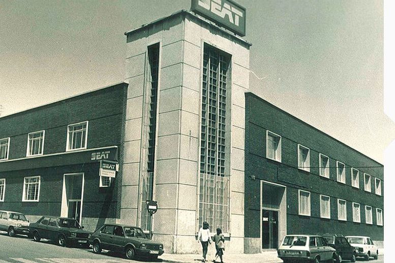Schwarz weiß Aufnahme der SEAT Zentrale von 1964.