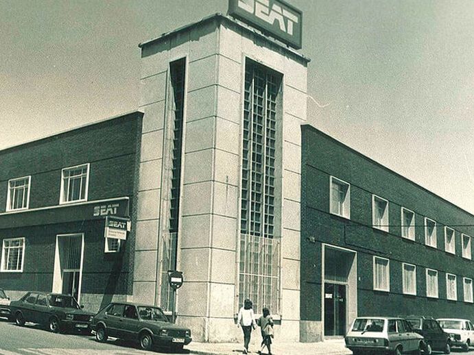 Schwarz weiß Aufnahme der SEAT Zentrale von 1964.