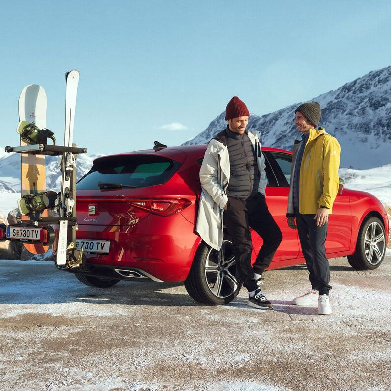 SEAT Leon mit Anhängerkupplung und Skiträger als Autozubehör