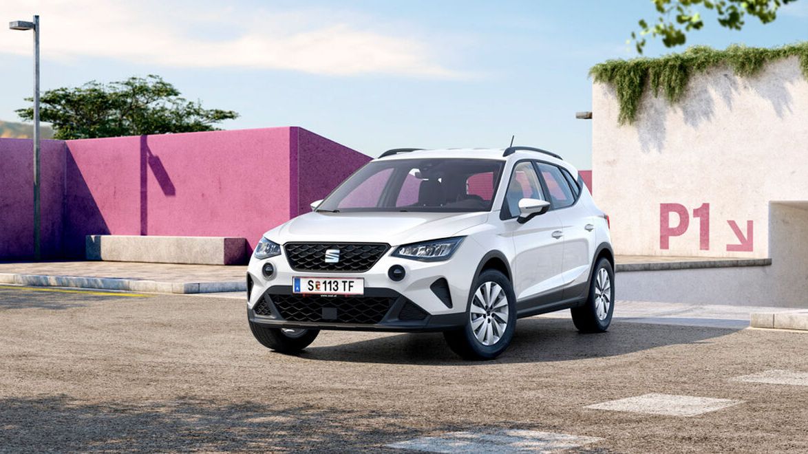 SEAT Arona Frontansicht vor pinker Wand