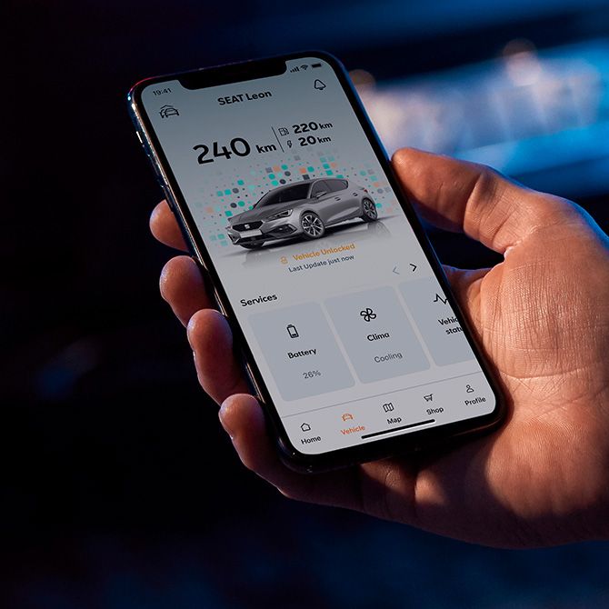 Ein Smartphone ist mit der My SEAT App gekoppelt und zeigt Fahrzeugdaten an