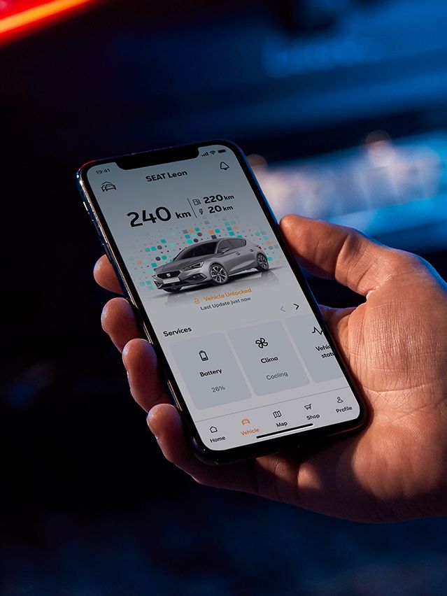 Ein Smartphone ist mit der My SEAT App gekoppelt und zeigt Fahrzeugdaten an