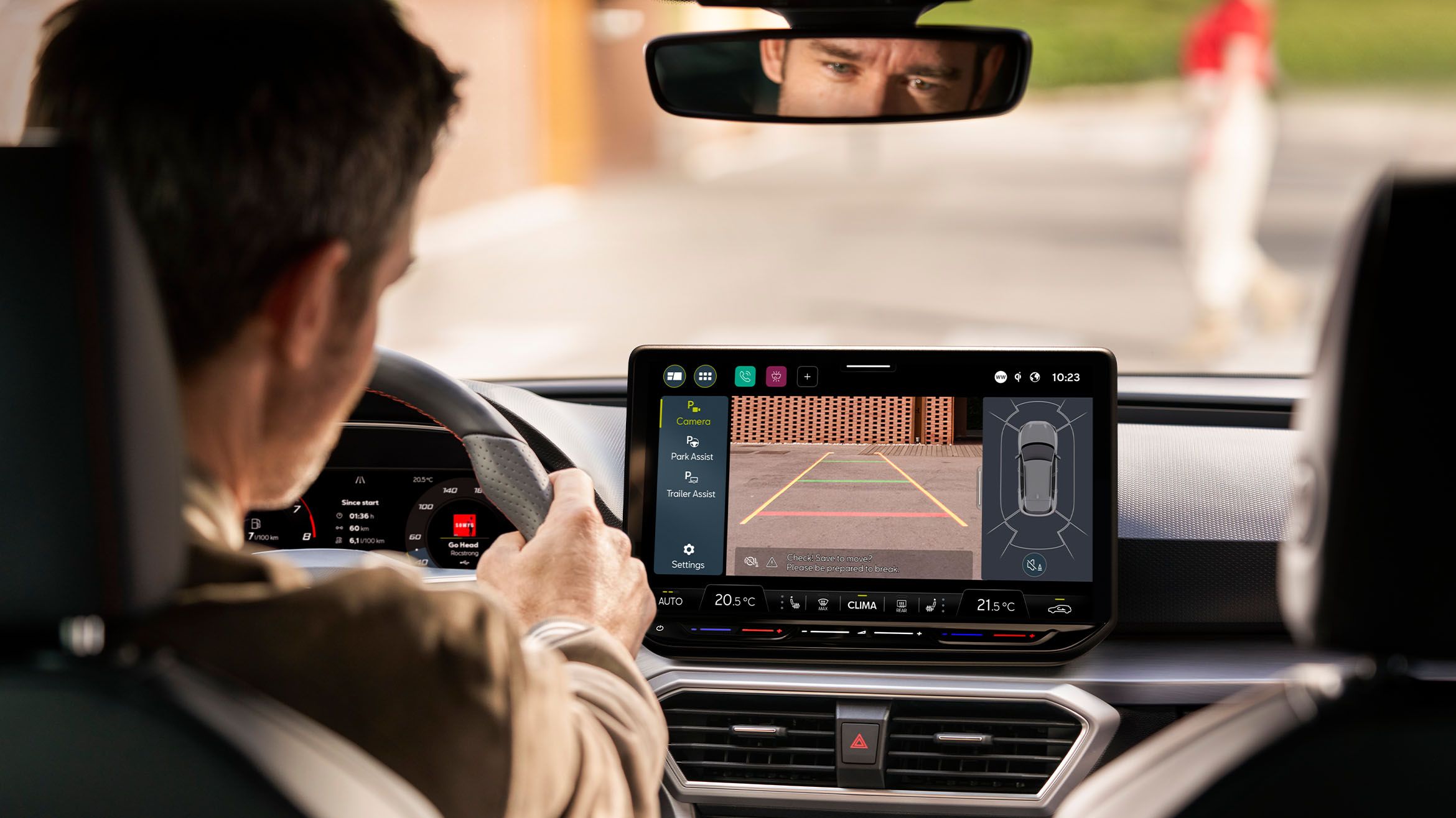 Man fährt mit einem SEAT Leon und verwendet dabei den Parkassistent
