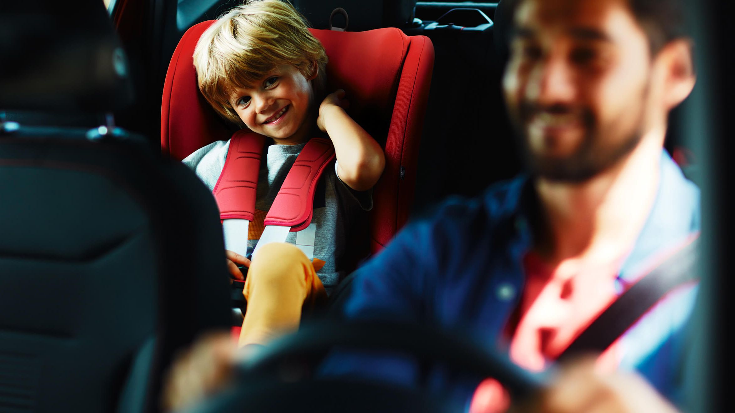 Extensão de Garantia SEAT – criança sentada no seu banco com o pai a conduzir