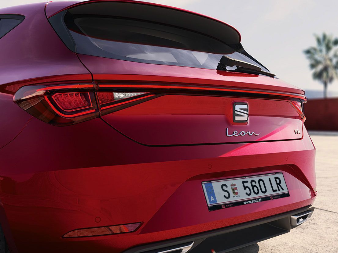 SEAT Leon Heckstoßfänger in Desire Red mit durchgehendem LED-Leuchtenband 