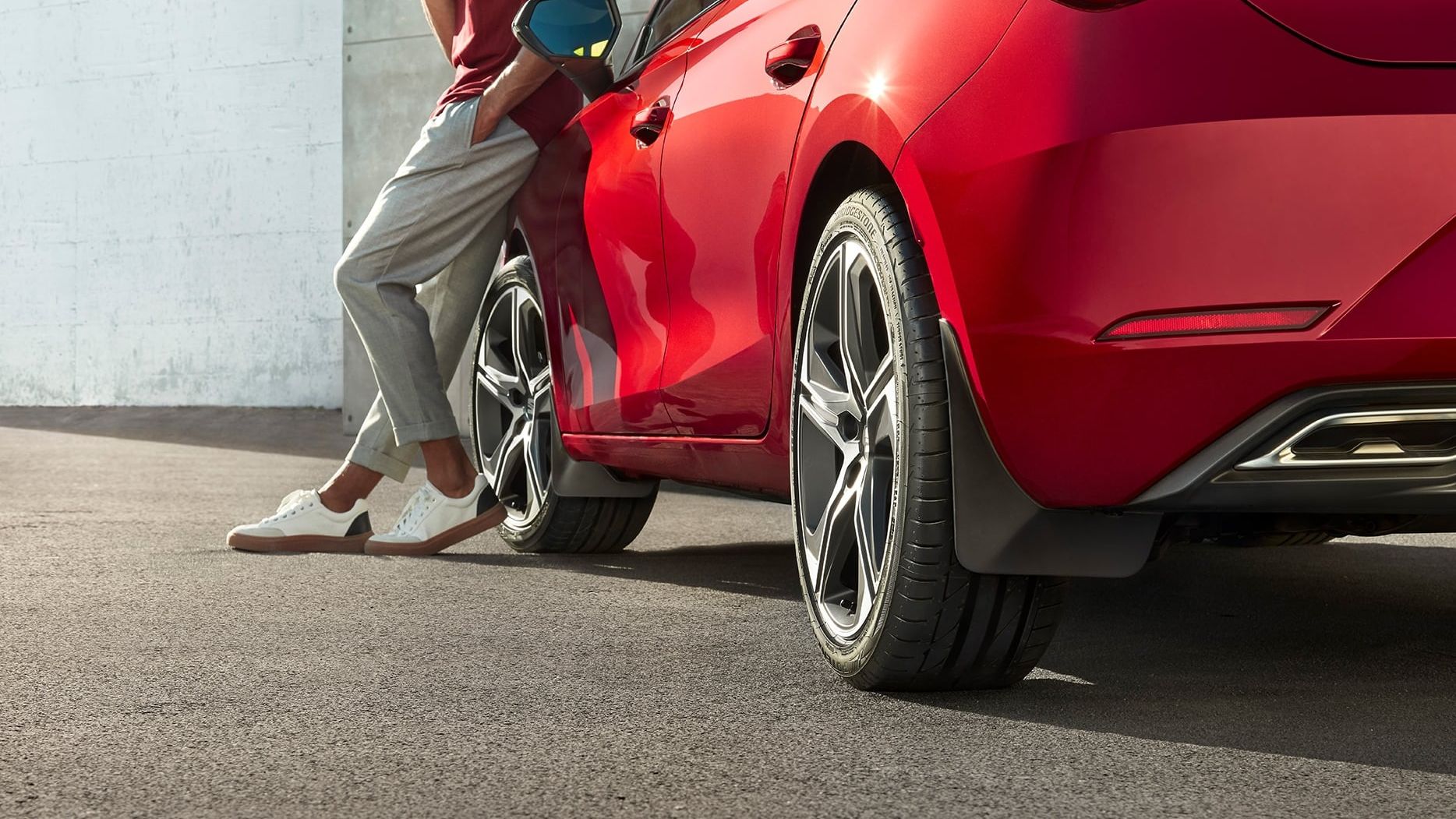 Der neue SEAT Leon mit montierten vorderen und hinteren Schmutzfängern