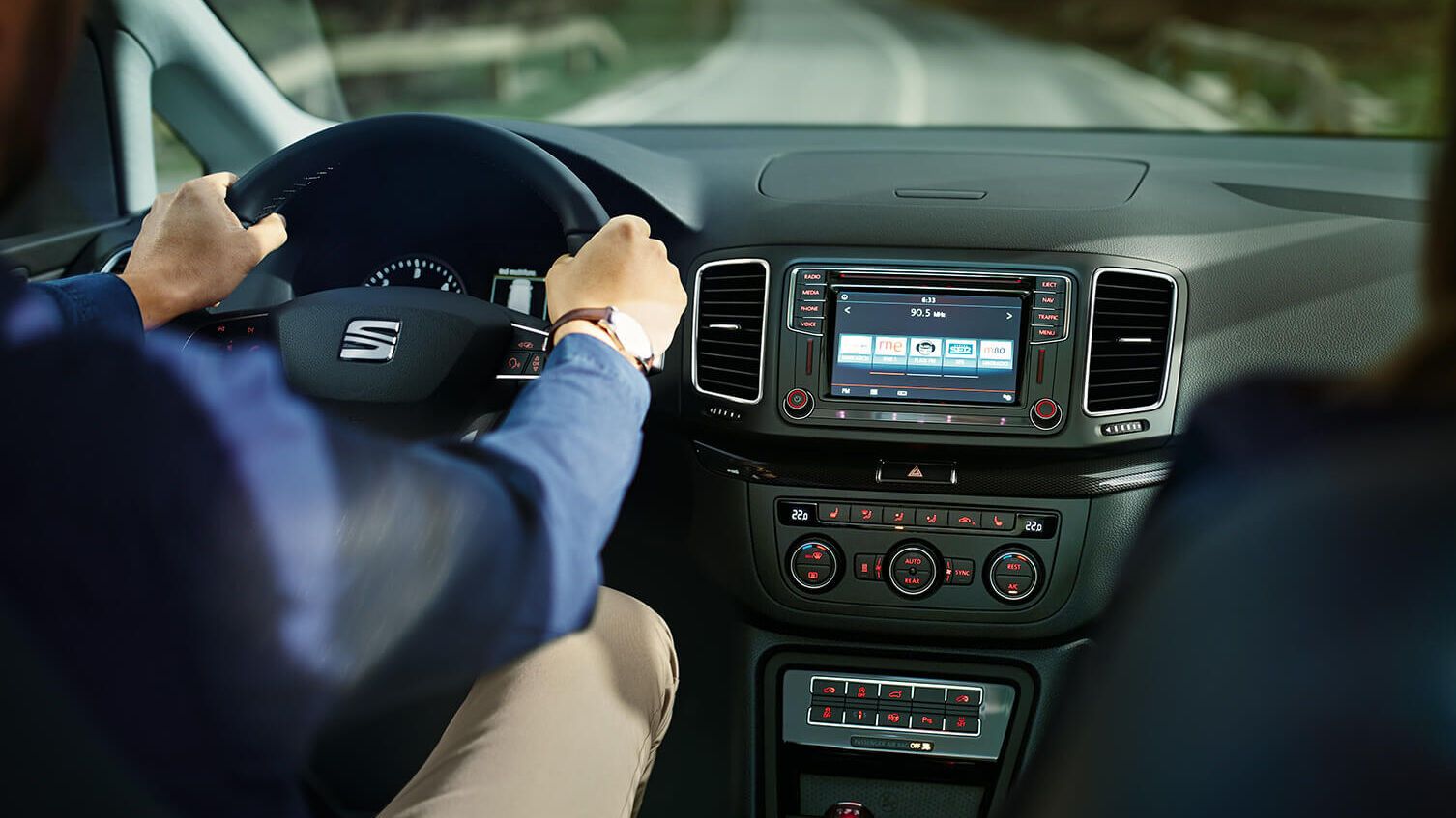 SEAT digitales Display und Fahrer mit Händen am Lenkrad