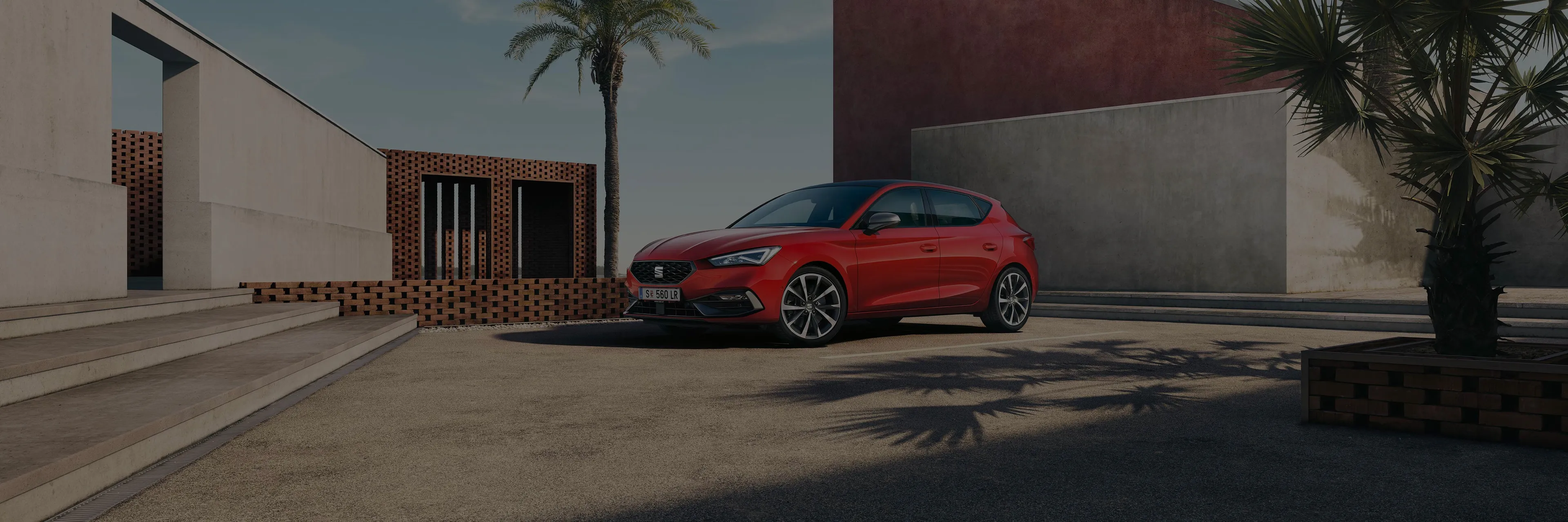 SEAT Leon auf einem Parkplatz zwischen Palmen