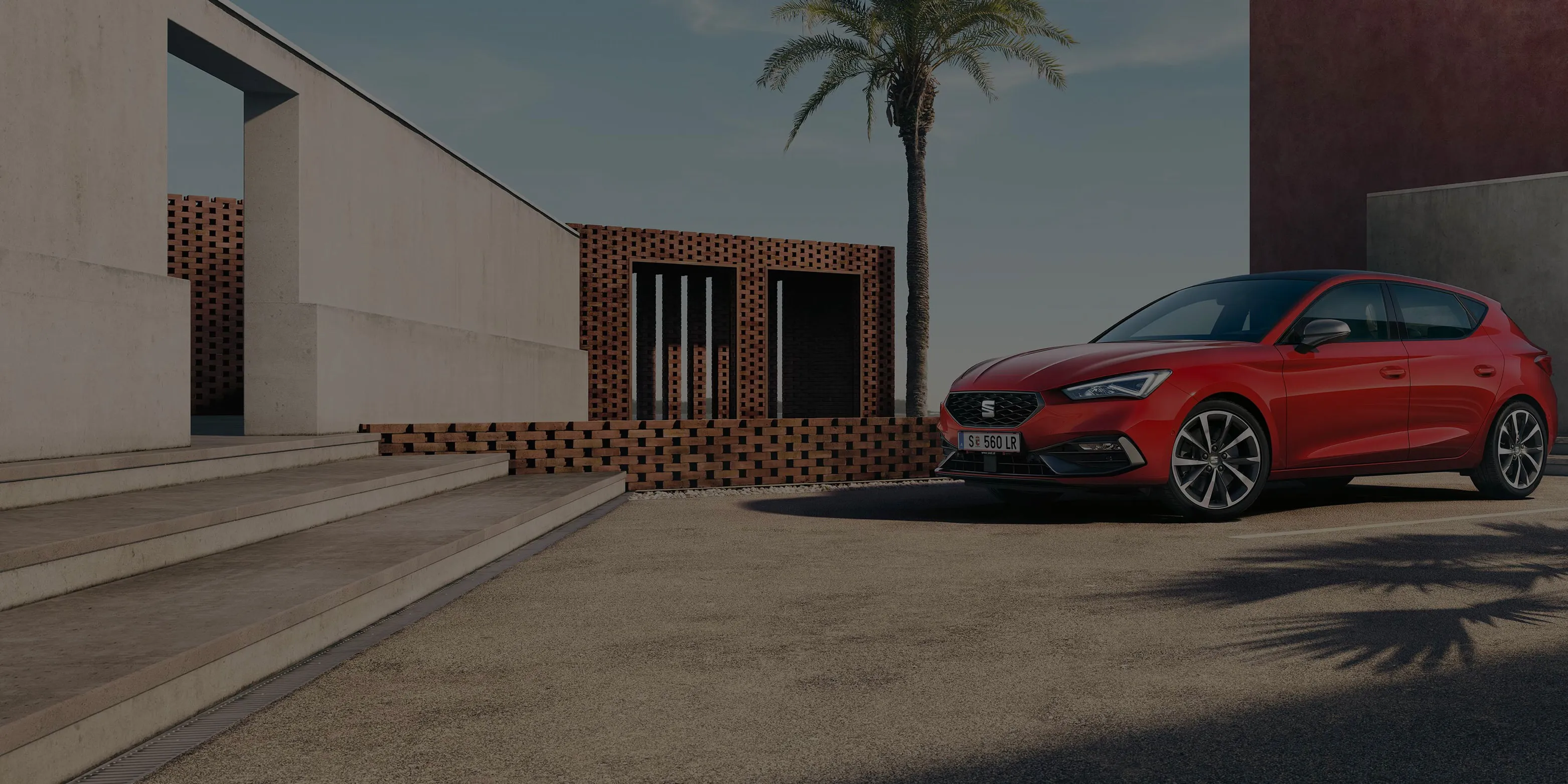 SEAT Leon auf einem Parkplatz zwischen Palmen