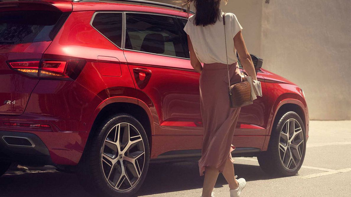 Rückansicht des SEAT Ateca mit eingeschalteten Blinkleuchten für SEAT for Business