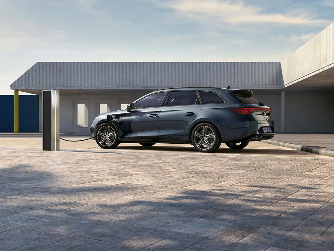 Ein SEAT Leon e-Hybrid in der Farbe Magnetic Tech beim Selbstladen