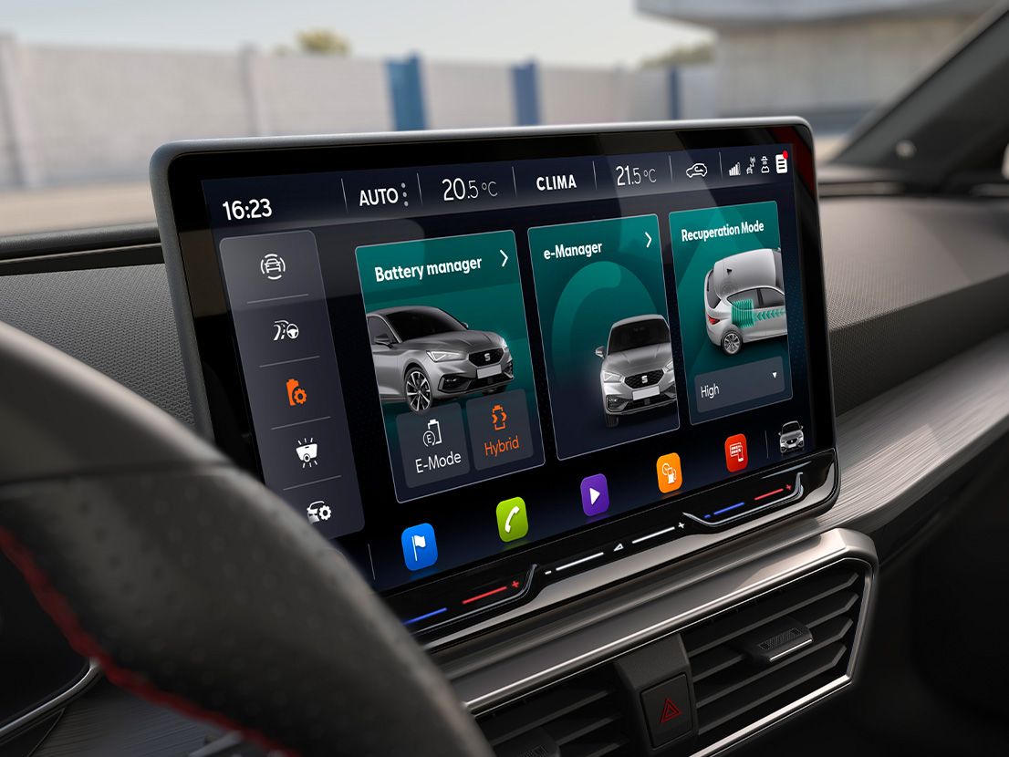 Innenansicht des SEAT Leon mit Blick auf den Online-Infotainment-Bildschirm