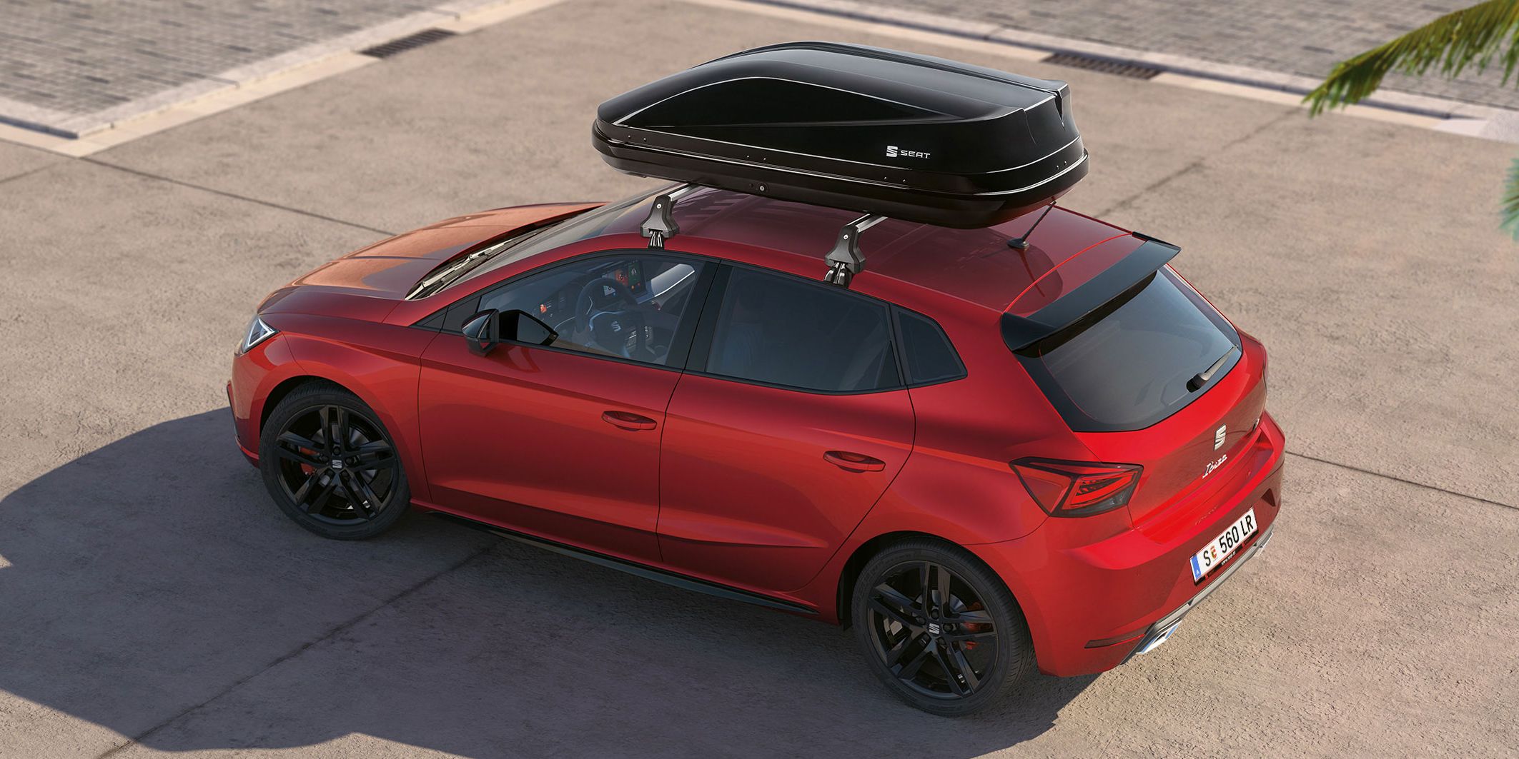 Roter SEAT Ibiza mit einer schwarzen Dachbox 
