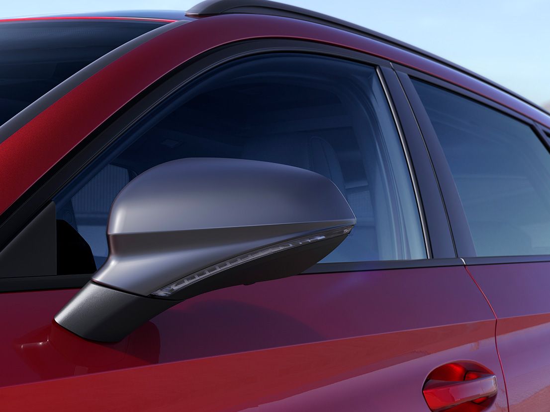 SEAT Leon em vermelho desire com retrovisores em cinzento cosmo