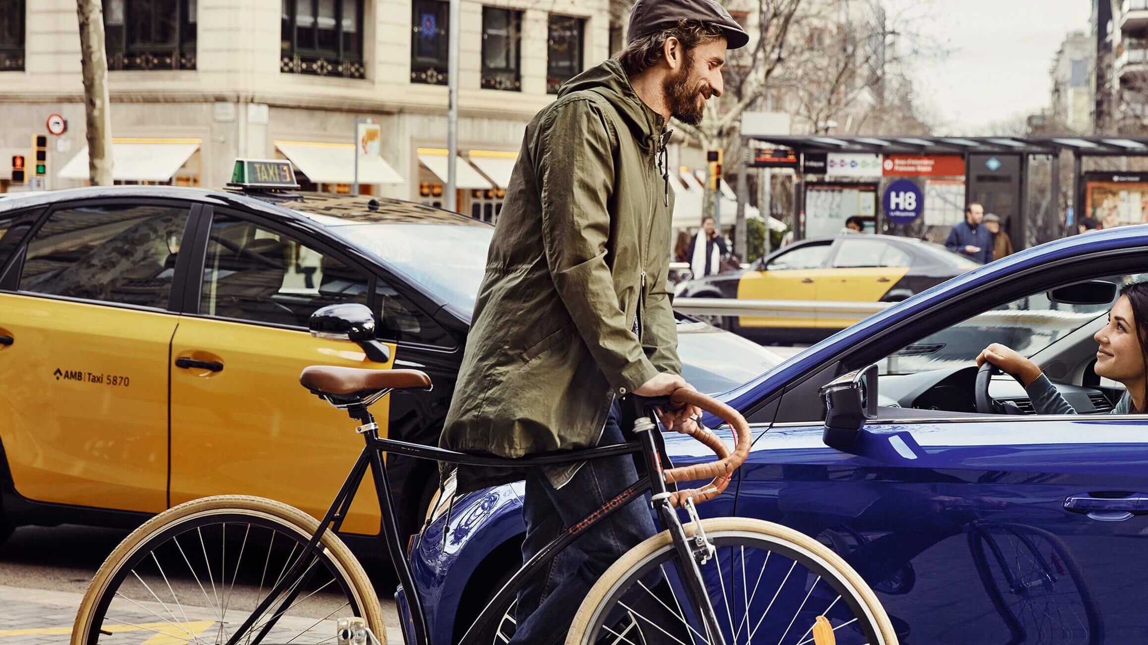 SEAT Service – homem numa bicicleta em frente a um SEAT