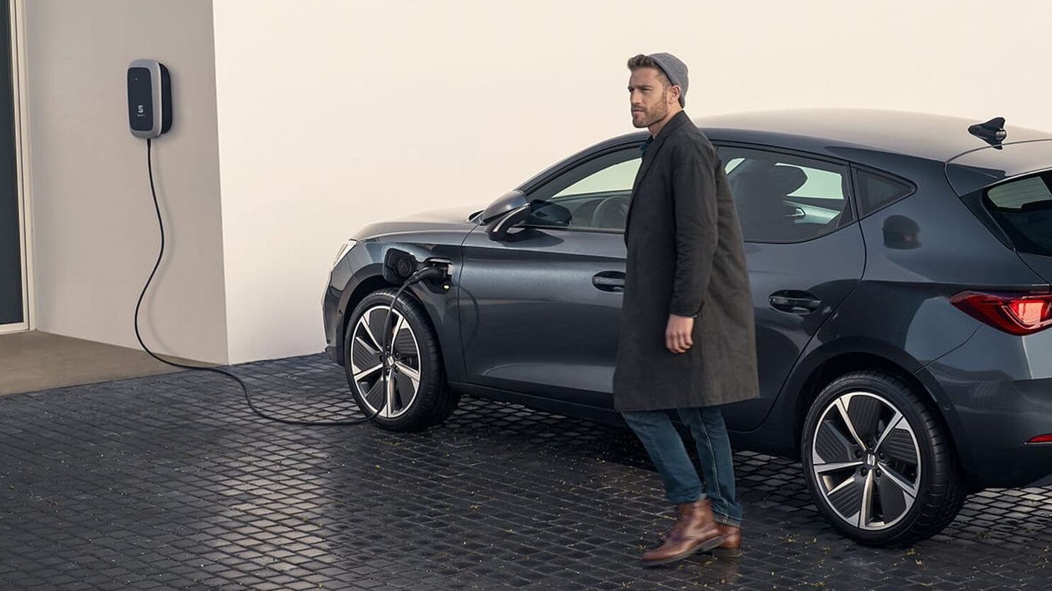 Eine Familie steht vor einem SEAT Ateca 