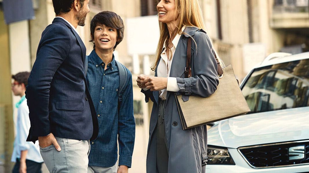 Familie im Gespräch vor einem SEAT