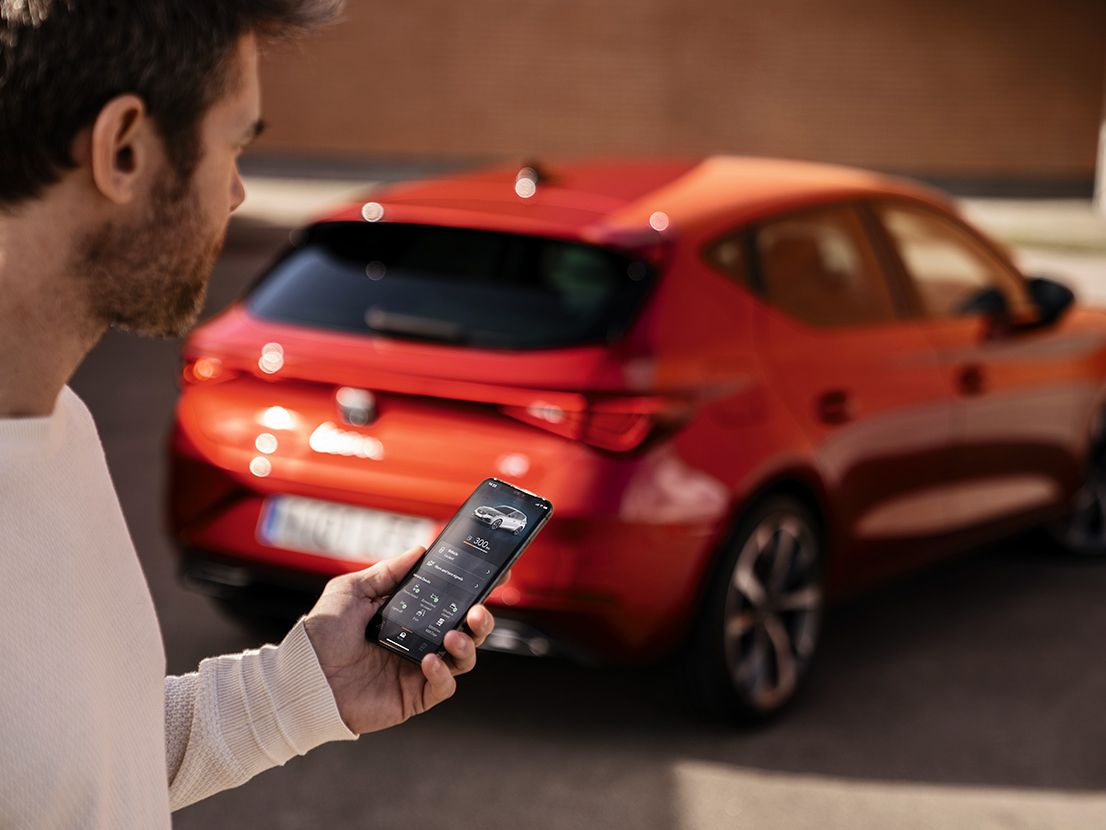 Smartphone mit dem Remote Access Service des SEAT Leon verbunden