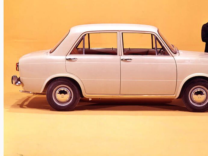 Seitenansicht eines SEAT 850 von 1966.