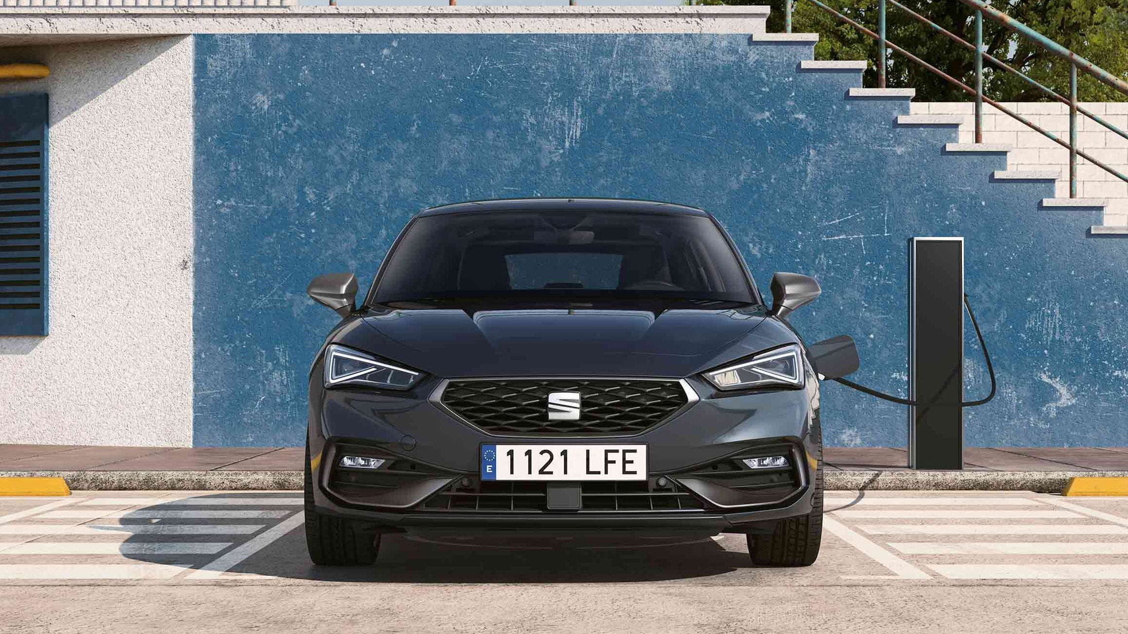 Aufladen des Seat Leon e-HYBRID mit einer Wallbox auf einem öffentlichen Parkplatz