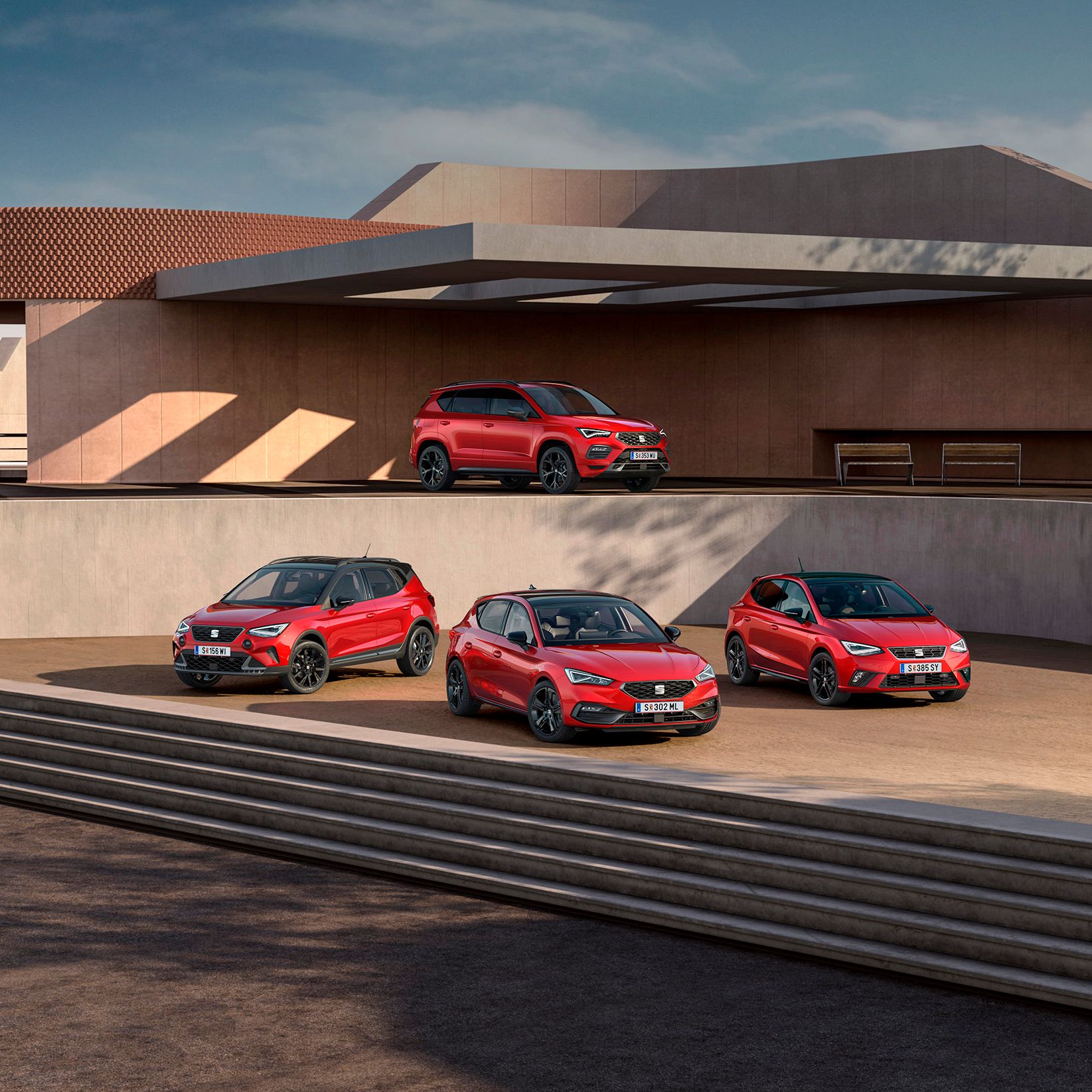 SEAT Black Edition Range shooting, sind vor einem zweistöckigen öffentlichen Gebäude mehrere Modelle zu sehen: Im unteren Bereich stehen der Arona, der Leon und der Ibiza, während auf der oberen Etage der Ateca positioniert ist