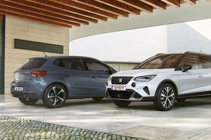 Ein SEAT Ibiza und ein SEAT Arona stehen unter eine Garage