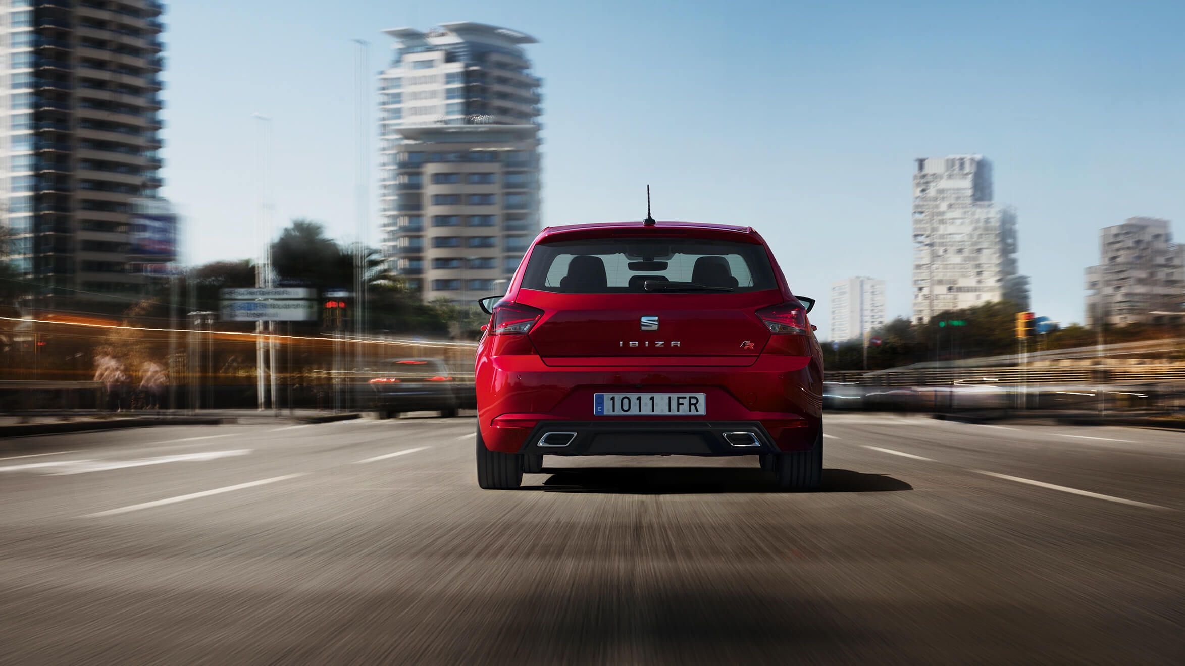 Assistência em Viagem SEAT – vista traseira de um SEAT Ibiza na cidade