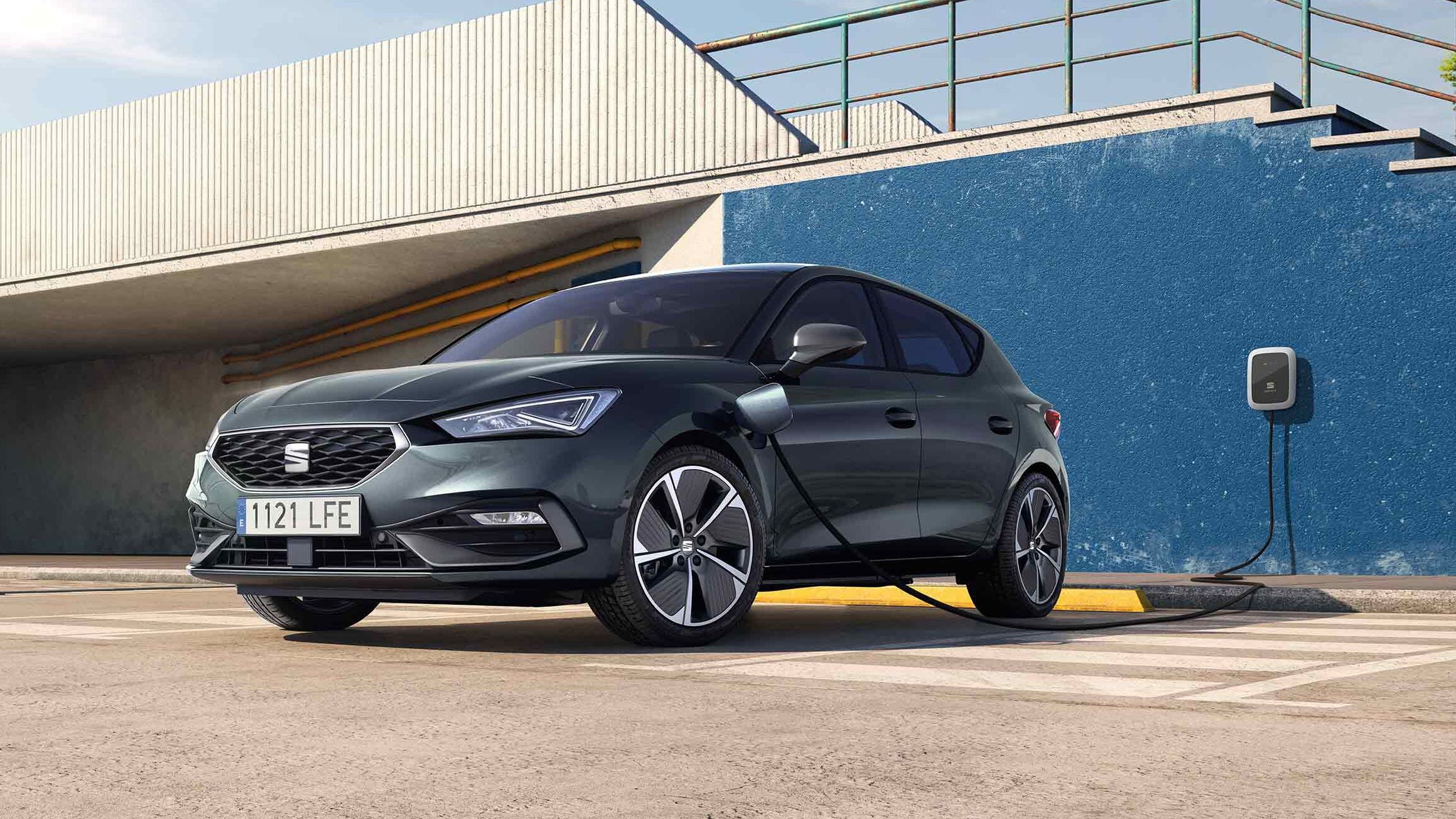 Aufladen des Seat Leon e-HYBRID mit einer Wallbox auf einem öffentlichen Parkplatz