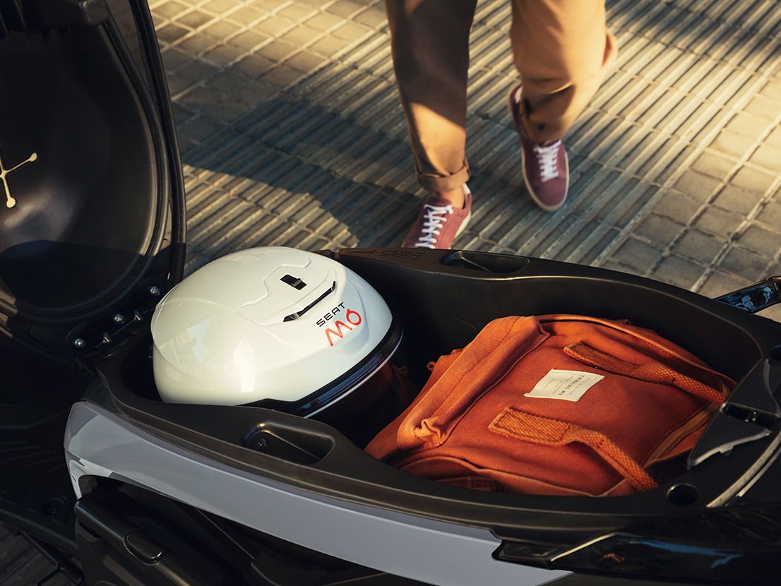 Helm und Rucksack im des Stauraum SEAT MÓ 50