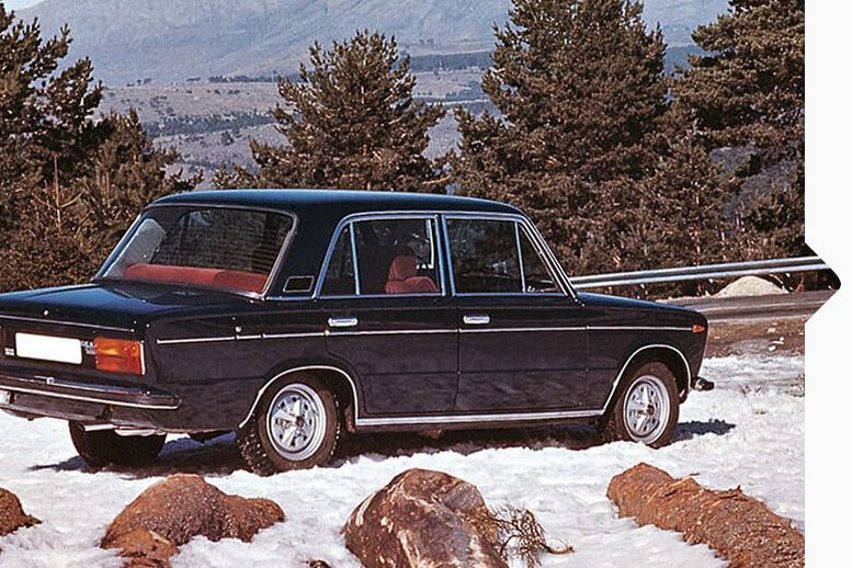 Ein schwarzer SEAT 124 aus den Jahr 1964 parkt im Schnee an einer Bergstraße.
