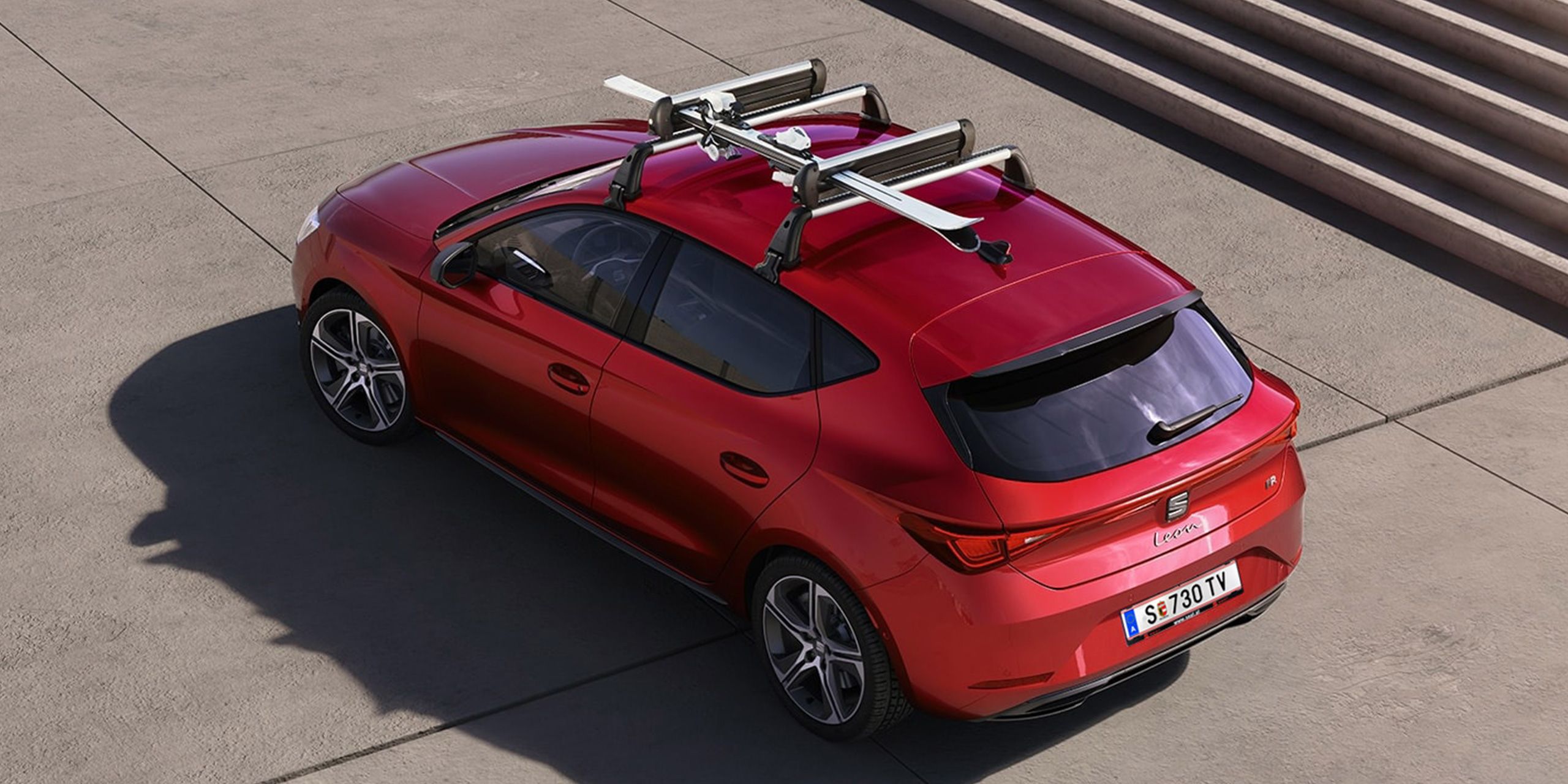 Ein SEAT Leon mit montierten Dachträgern, auf denen ein Ski befestigt ist