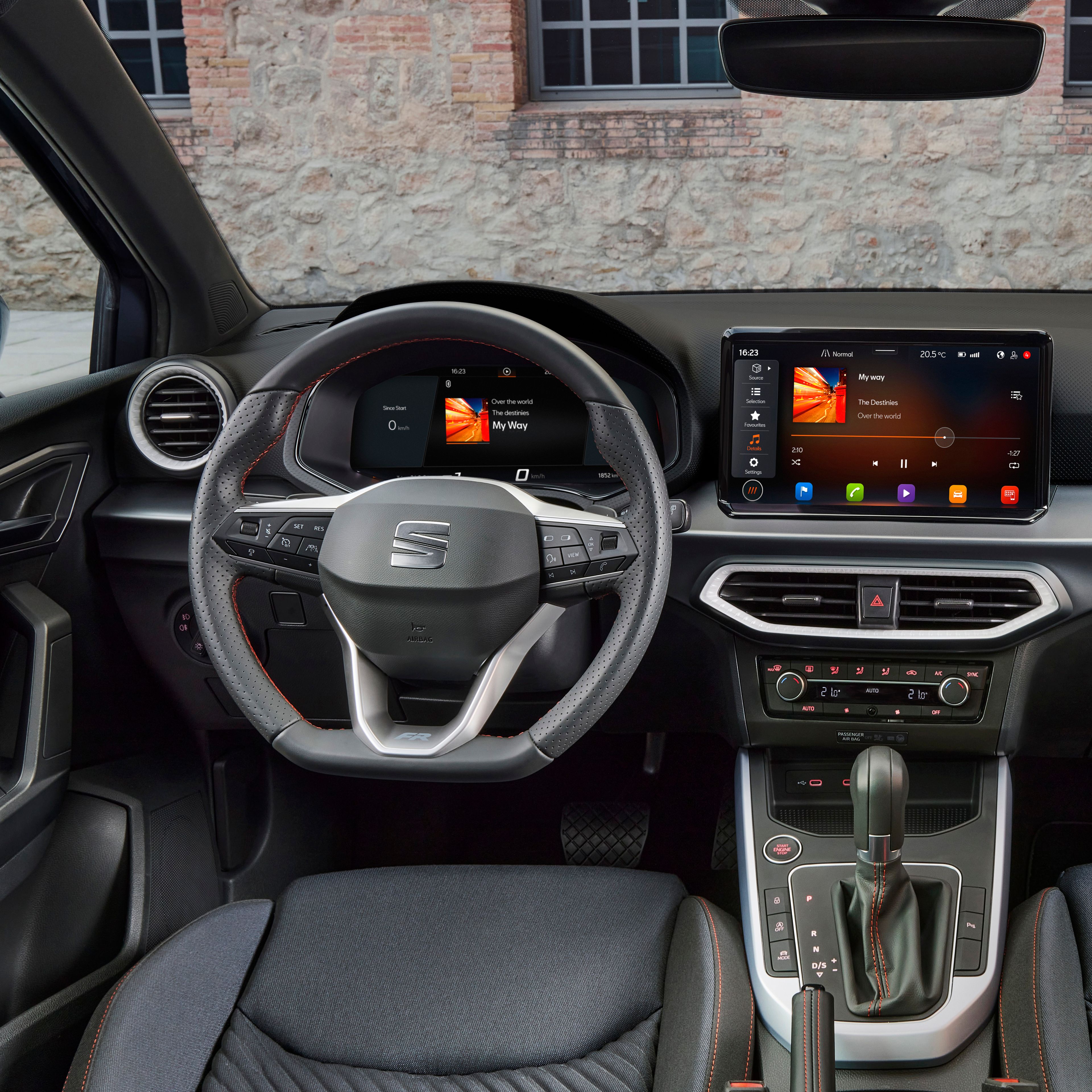 Interiorausschnitt: Navigationssystem 9,2", Induktionsladeschale, Fernlichtassistent, Travel-Assist, ACC (Adaptive Geschwindigkeitsregelanlage)