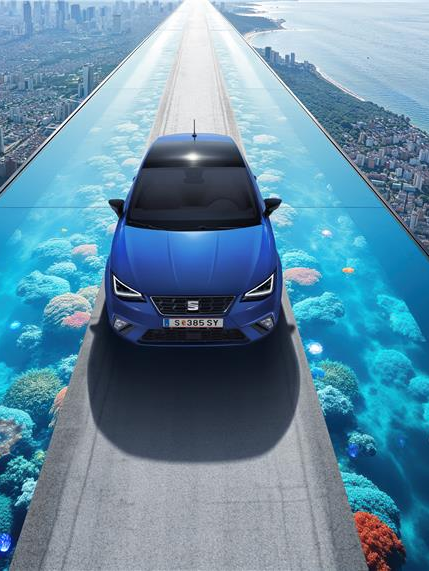 SEAT Ibiza auf Meeresstraße über Barcelona 
