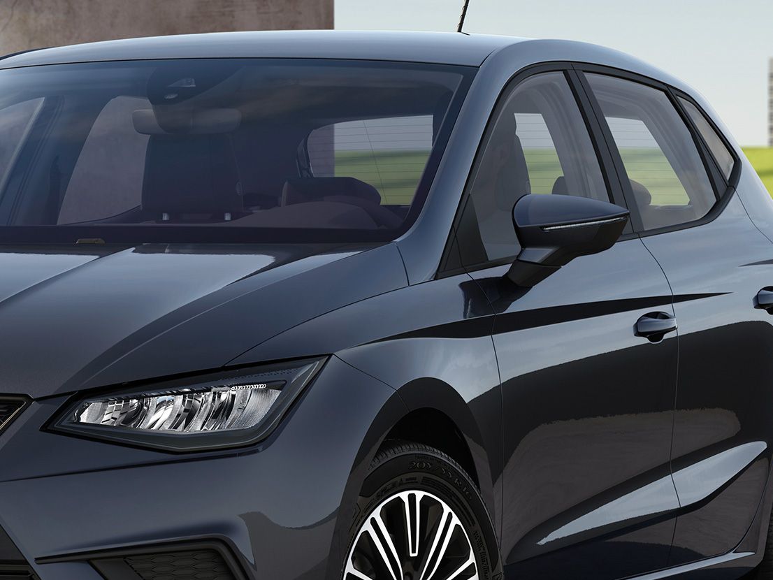 Ein geparkter Seat Ibiza Style in der Farbe Magnetic Tech
