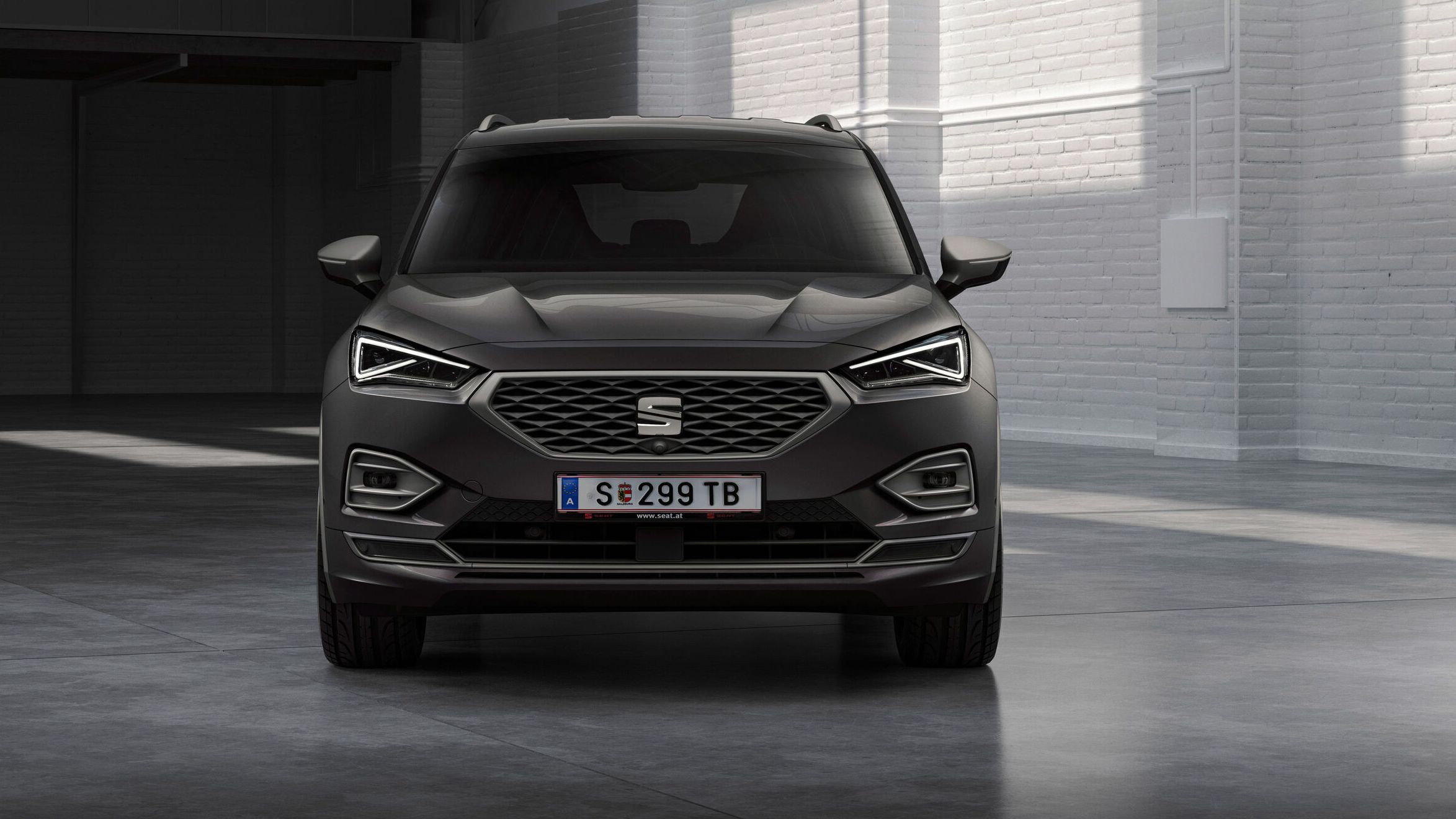 SEAT Tarraco FR PHEV schwarz in der Frontansicht