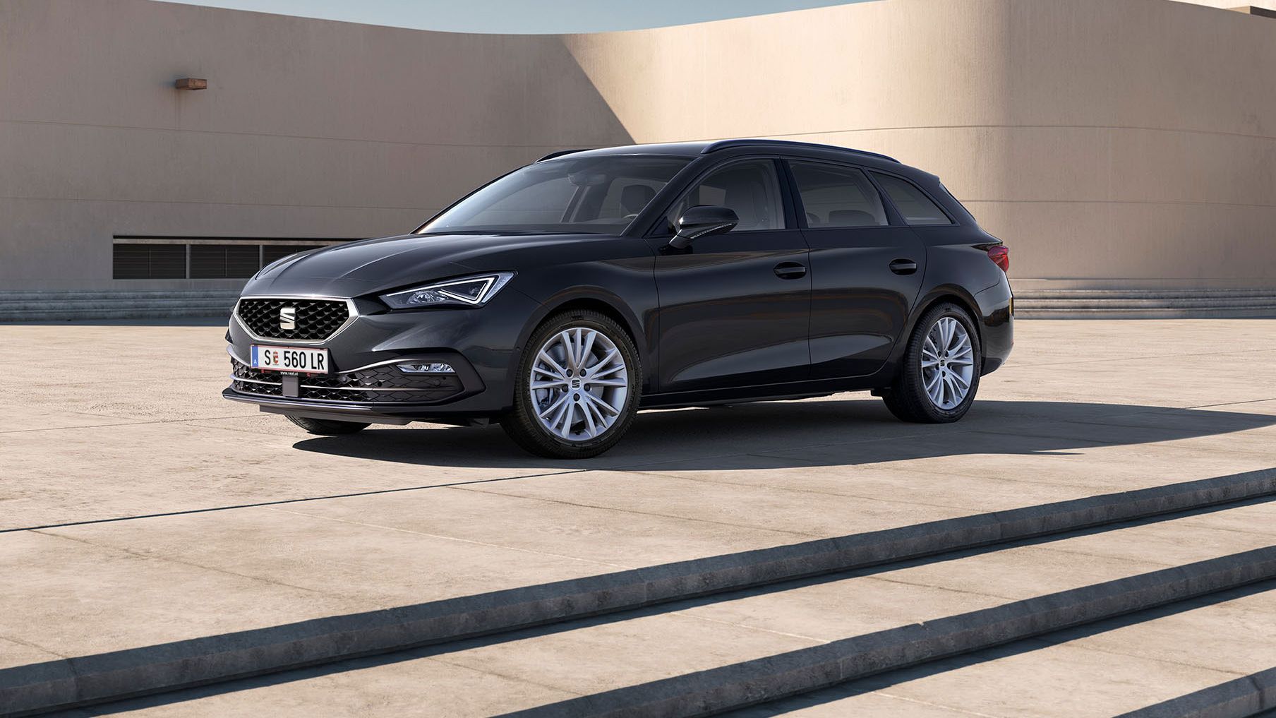 SEAT Leon Sportstourer em preto midnight estacionado