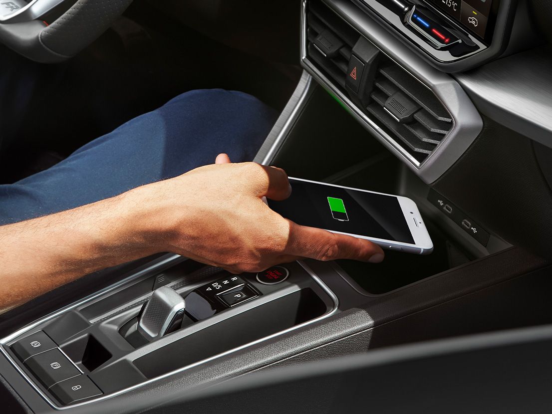 Der Innenraum des Seat Leon verfügt über eine integrierte Connectivity Box zum kabellosen Laden mobiler Geräte